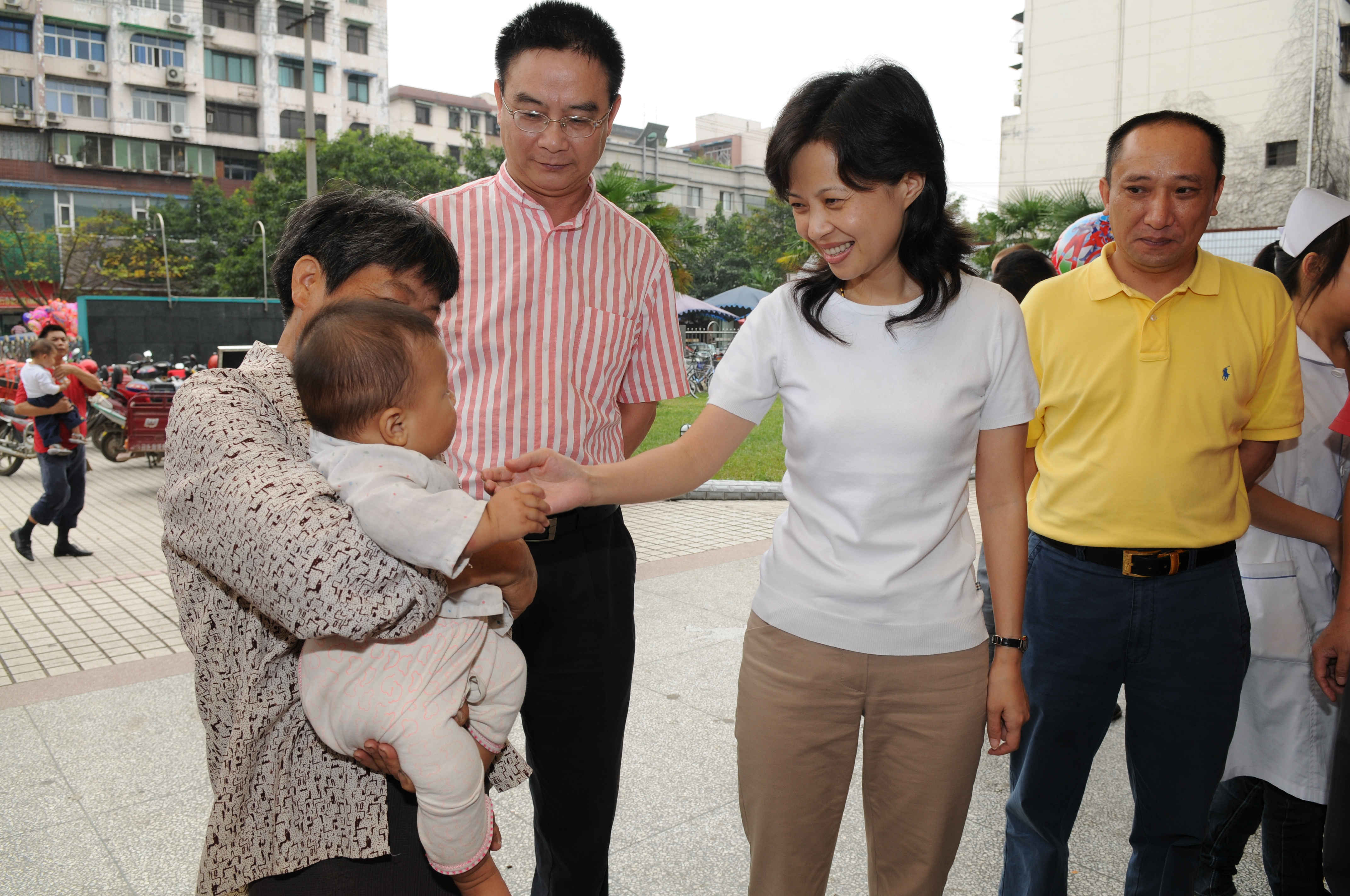 2008年9月23日,时任广汉市委副书记,市长江建军(右二)到我院检查工作