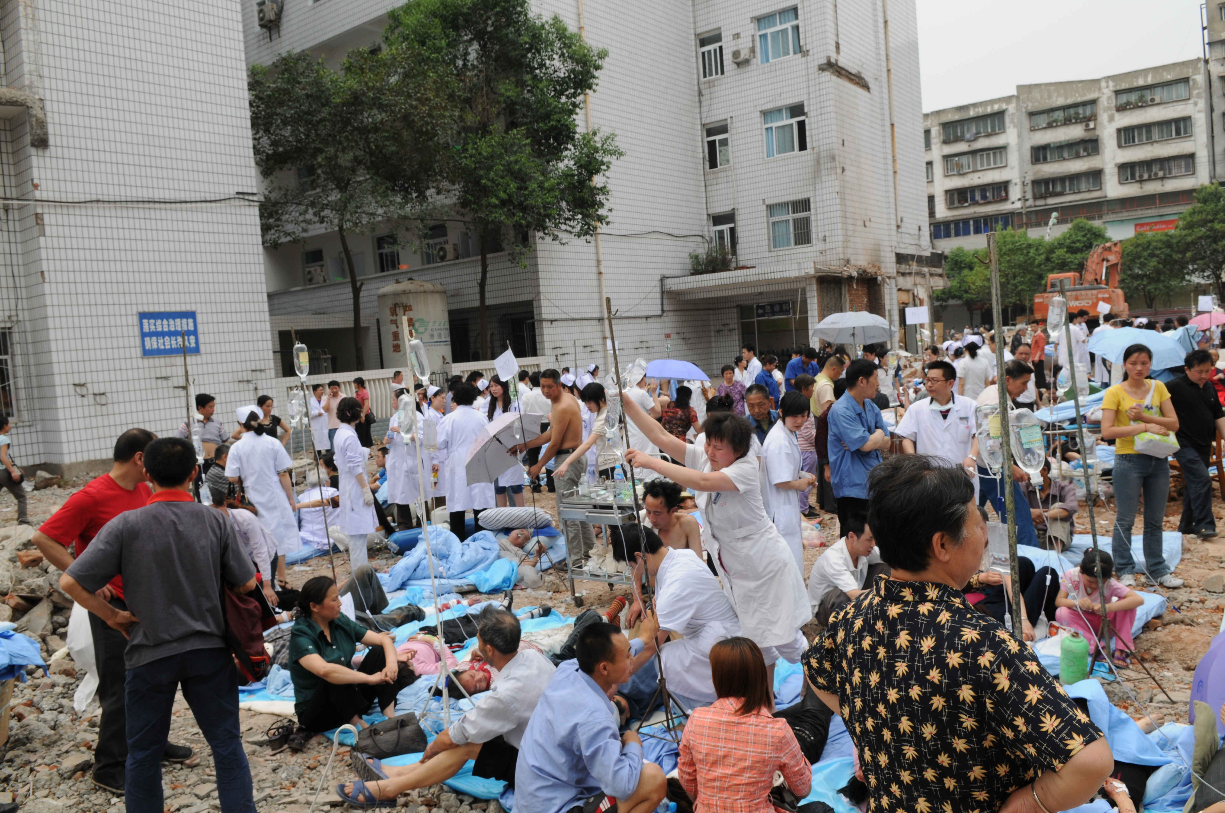 抗震救灾期间,全体医务人员救治地震伤员