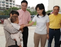 2008年9月23日，时任广汉市委副书记、市长江建军（右二）到我院检查工作并看望患儿。