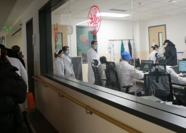 广汉市人民医院领导班子春节慰问一线干部职工