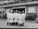 时间：80年代 地点：门诊部（第6代门诊部） 内容：医护人员合影
