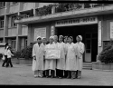 时间：80年代 地点：门诊部（第6代门诊部） 内容：获得“三八红旗集体”荣誉称号的医护人员合影