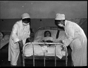 时间：80年代 地点：住院部病房 内容：护士整理病床