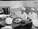 时间：80年代 地点：骨科 内容：医生为骨折病人制定治疗方案