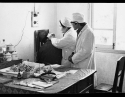 时间：80年代 地点：五官科 内容：医生为病人做检查
