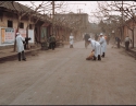 时间：80年代 内容：医务人员清扫院外街道