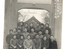 时间：1976年 地点：医院大门 内容：成都二医院第三期医士班赴广汉实习合影