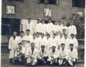 时间：70年代 地点：医院住院部前 内容：医务人员合影