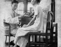 时间：40年代 地点：门诊部诊断室 内容：医生护士为病人测血压